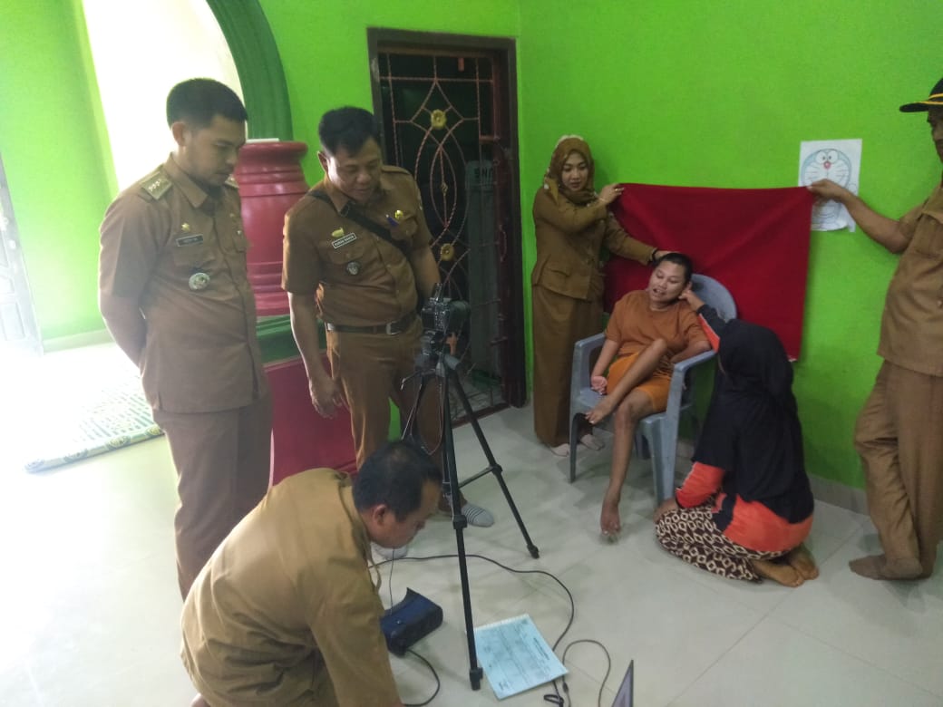 Jemput Bola Perekaman E-KTP bagi Masyarakat yang sakit dan Disabilitas di Kampung Sulusuban (Senin, 06 Maret 2023)