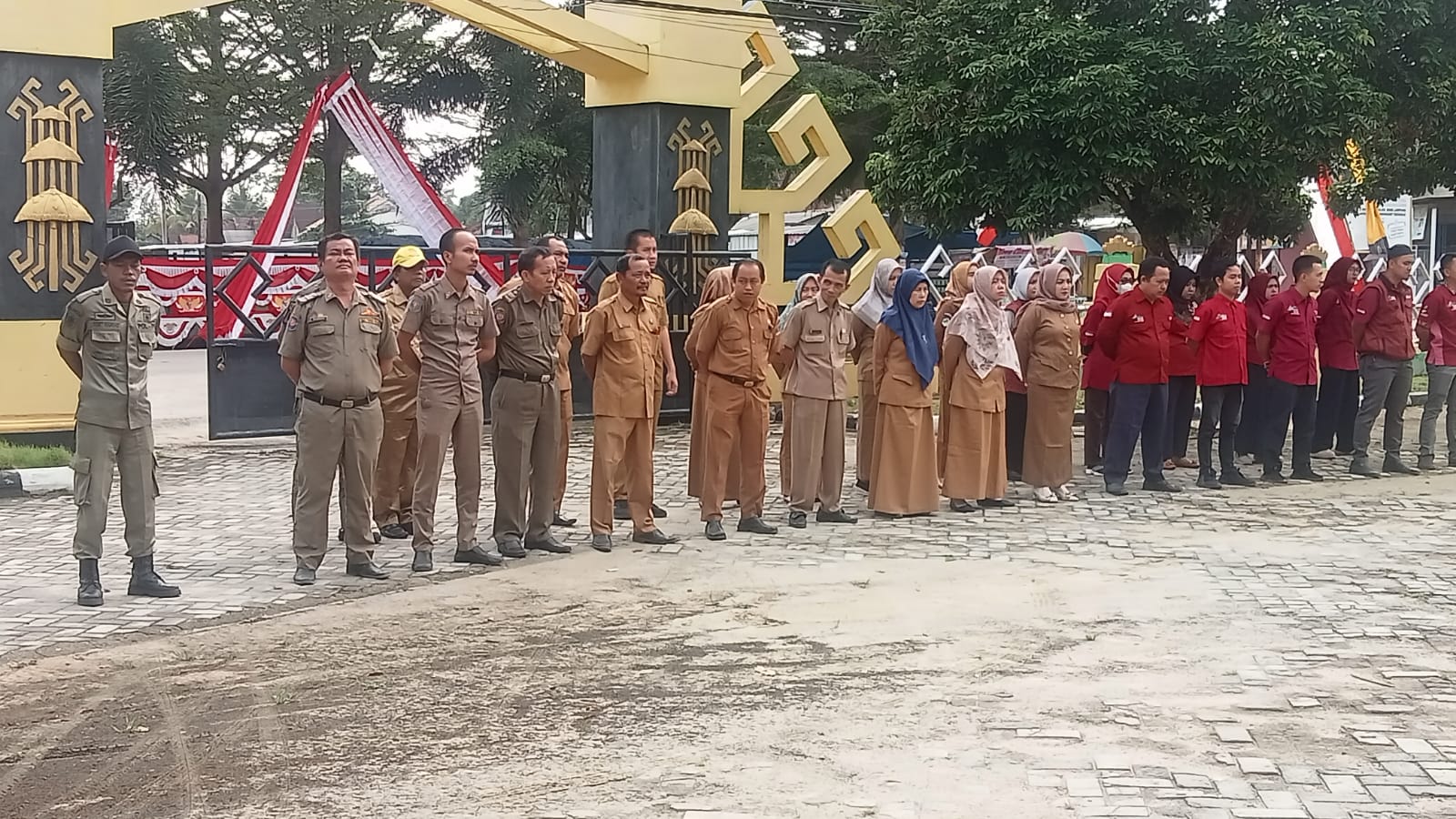 Melaksanakan Apel Mingguan di Halaman Kantor Kecamatan Seputih Agung (senin, 05 Agustus 2024)