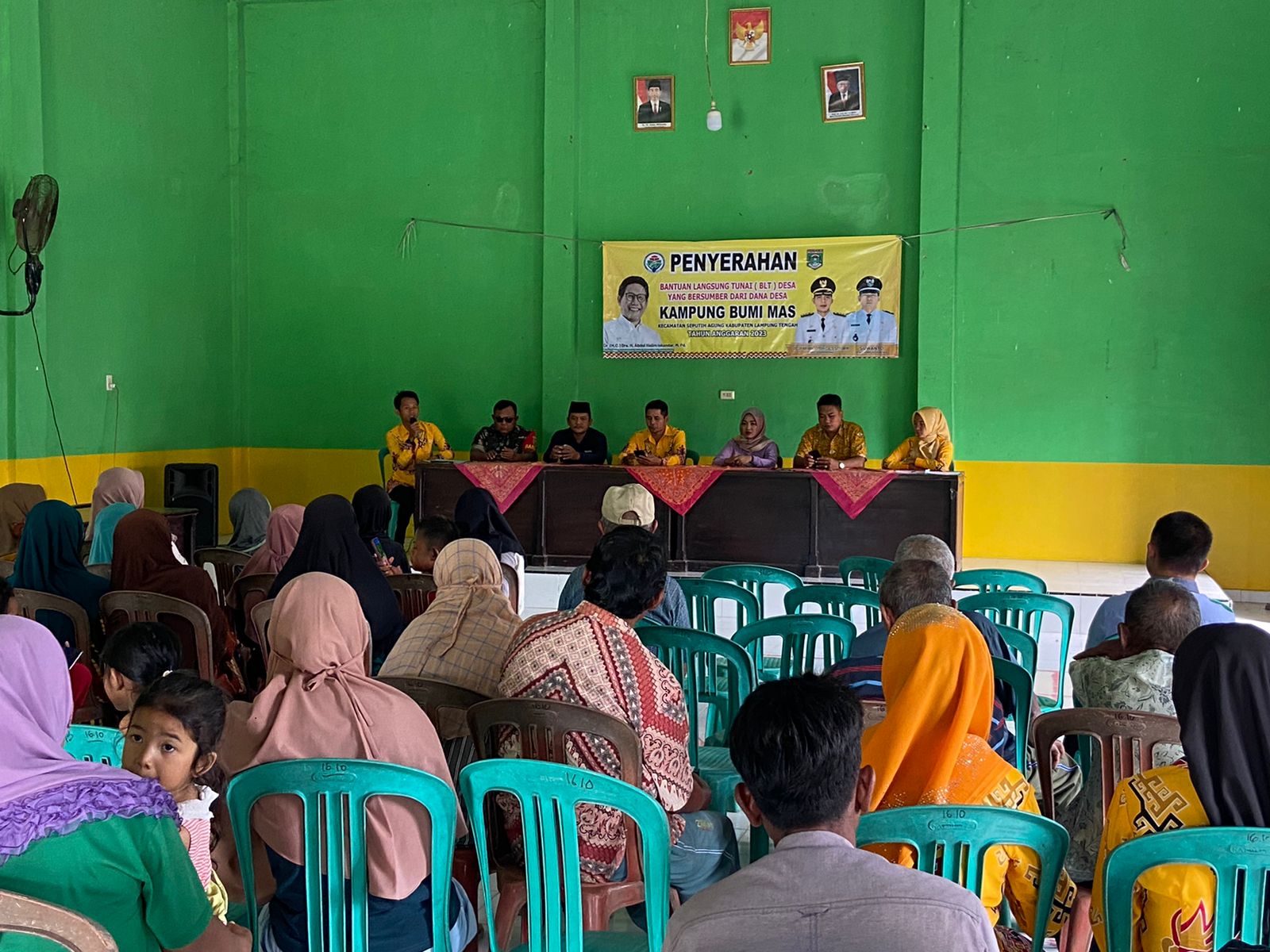 Penyaluran Bantuan Langsung Tunai (BLT DD) Triwulan I Tahun 2023 di Balai Kampung Bumi Mas (Sabtu, 01 April 2023)