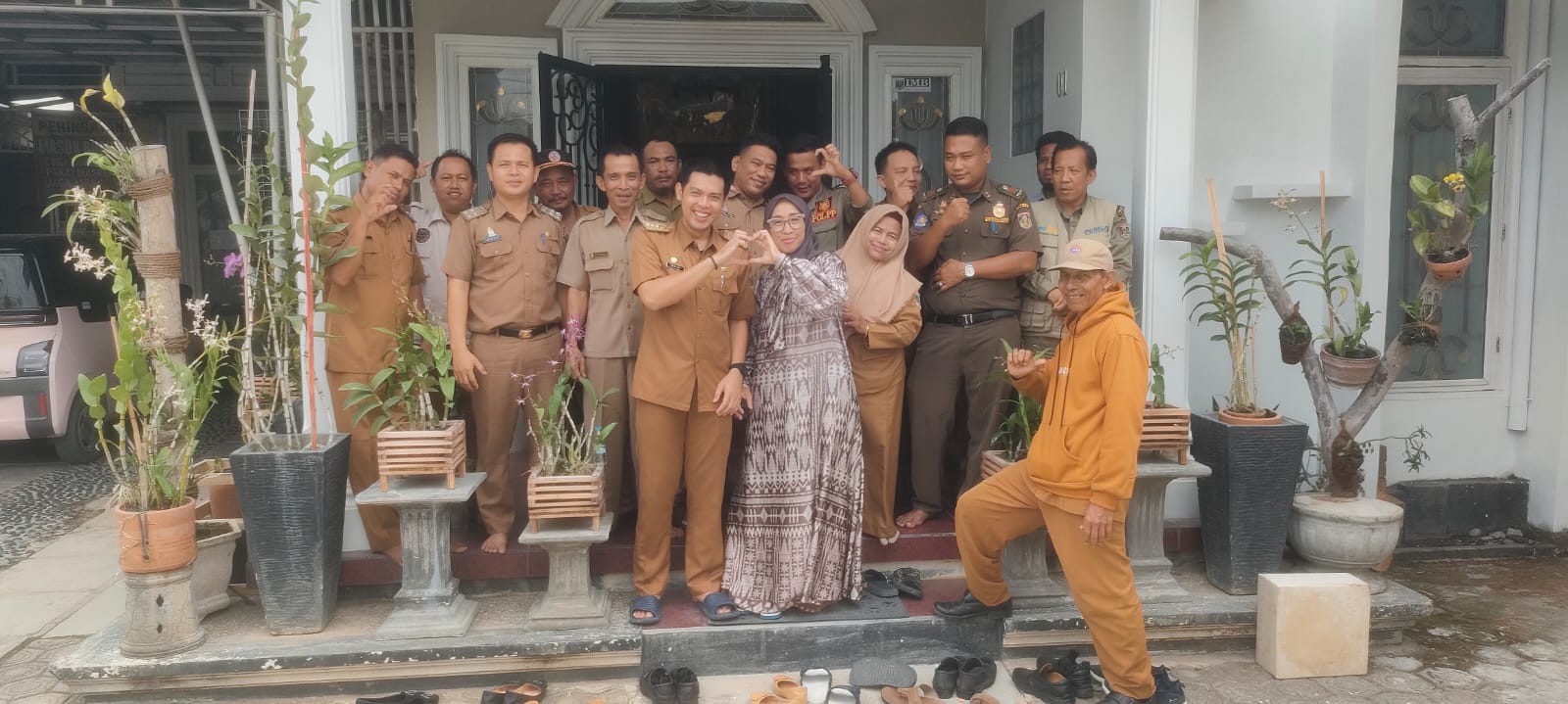 Menghadiri acara Purnabhakti Ibu Hj. WIwik Dwi Handayani di Kediaman Bandar Jaya Barat