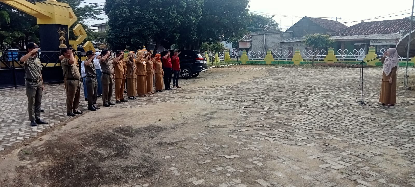 Melaksanakan Apel Mingguan di Halaman Kantor Kecamatan Seputih Agung (Senin, 06 Februari 2023)