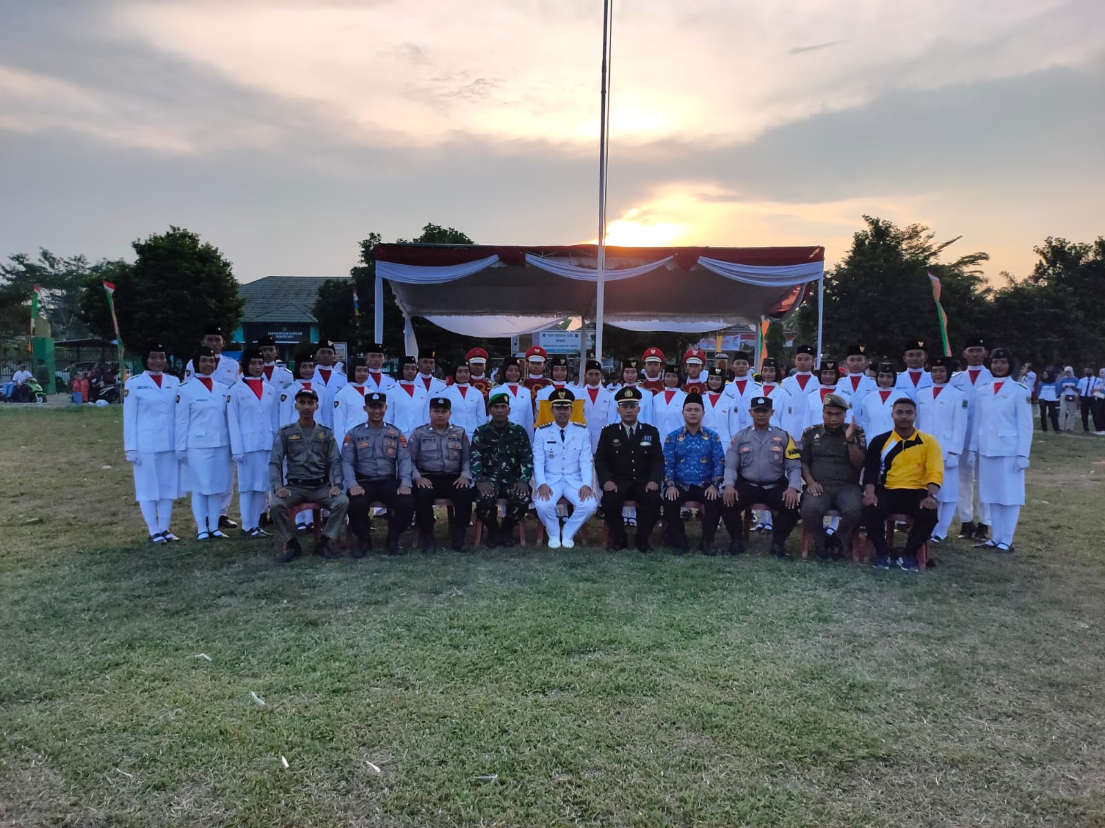 Upacara Penurunan Bendera Merah Putih dalam Rangka HUT RI Ke-77 di Lapangan Merdeka Dono Arum