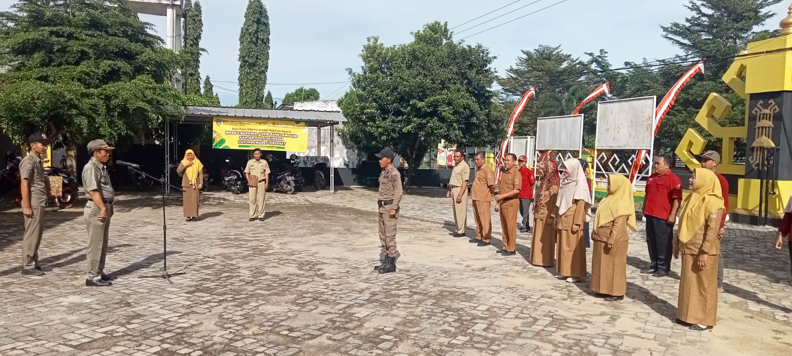 Melaksanakan Apel Mingguan di Halaman Kantor Kecamatan Seputih Agung (Senin, 14 November 2022)