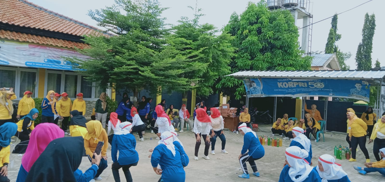 Pembukaan Lomba dan Pembagian Hadiah Pemenang Kekompakan dalam Rangka HUT RI Ke-77 di Halaman Kecamatan Seputih Agung