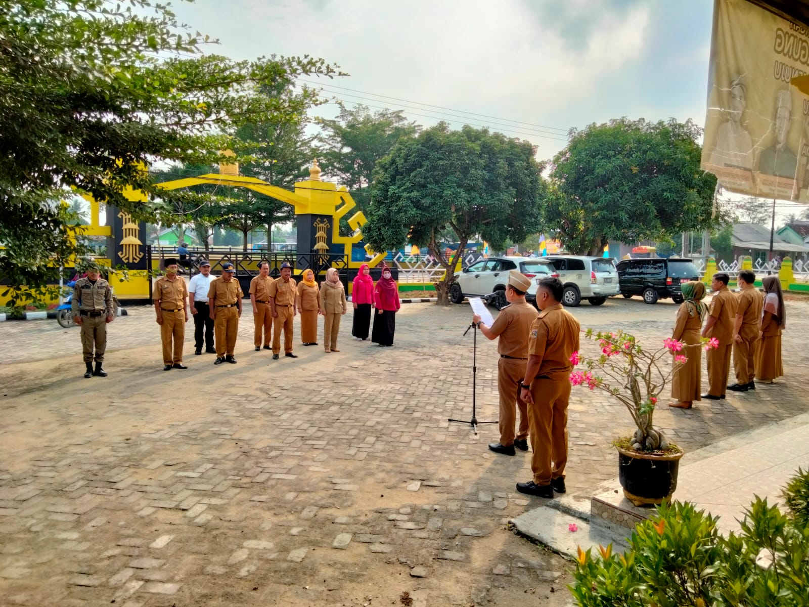 Melaksanakan Apel Mingguan  (11 Juli 2022) di Halaman Kantor Kecamatan Seputih Agung