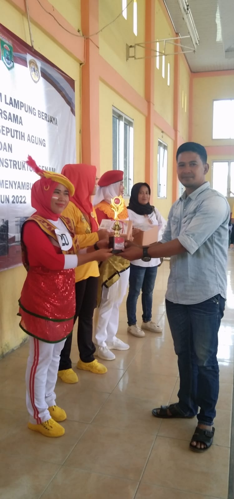 Pembukaan dan Pembagian Hadiah Pemenang Lomba Senam Berjaya dalam Rangka HUT RI Ke-77 di Balai Kampung Dono Arum