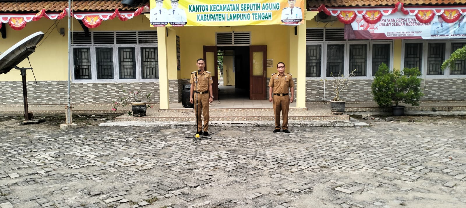 Melaksanakan Apel Mingguan di Halaman Kantor Kecamatan Seputih Agung (SENIN, 12 AGUSTUS 2024)