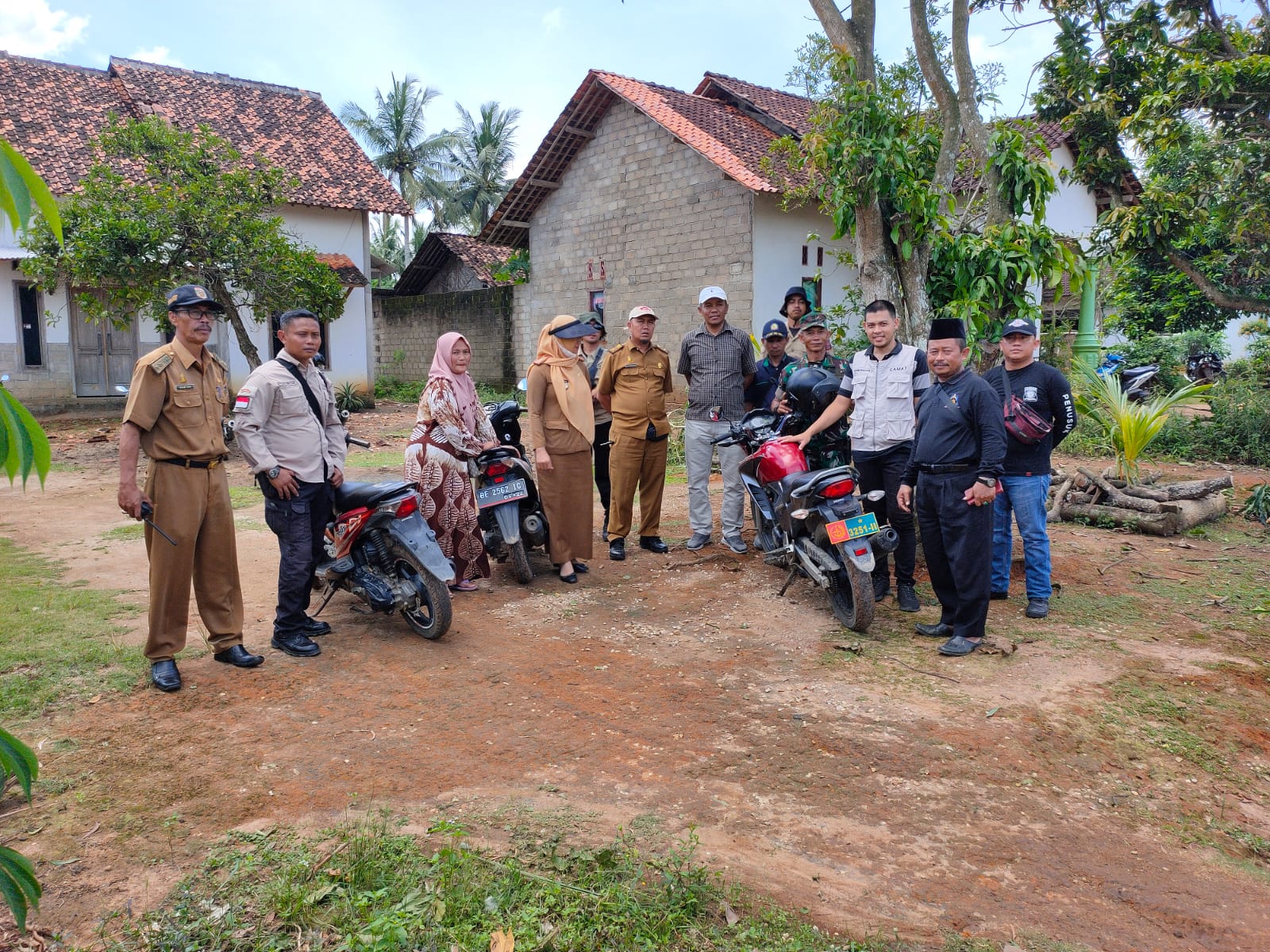 Cek Lokasi rumah yang terkena angin putting beliung dan gotong royong di Kampung Gayau Sakti dan Muji Rahayu (Selasa, 04 April 2023)