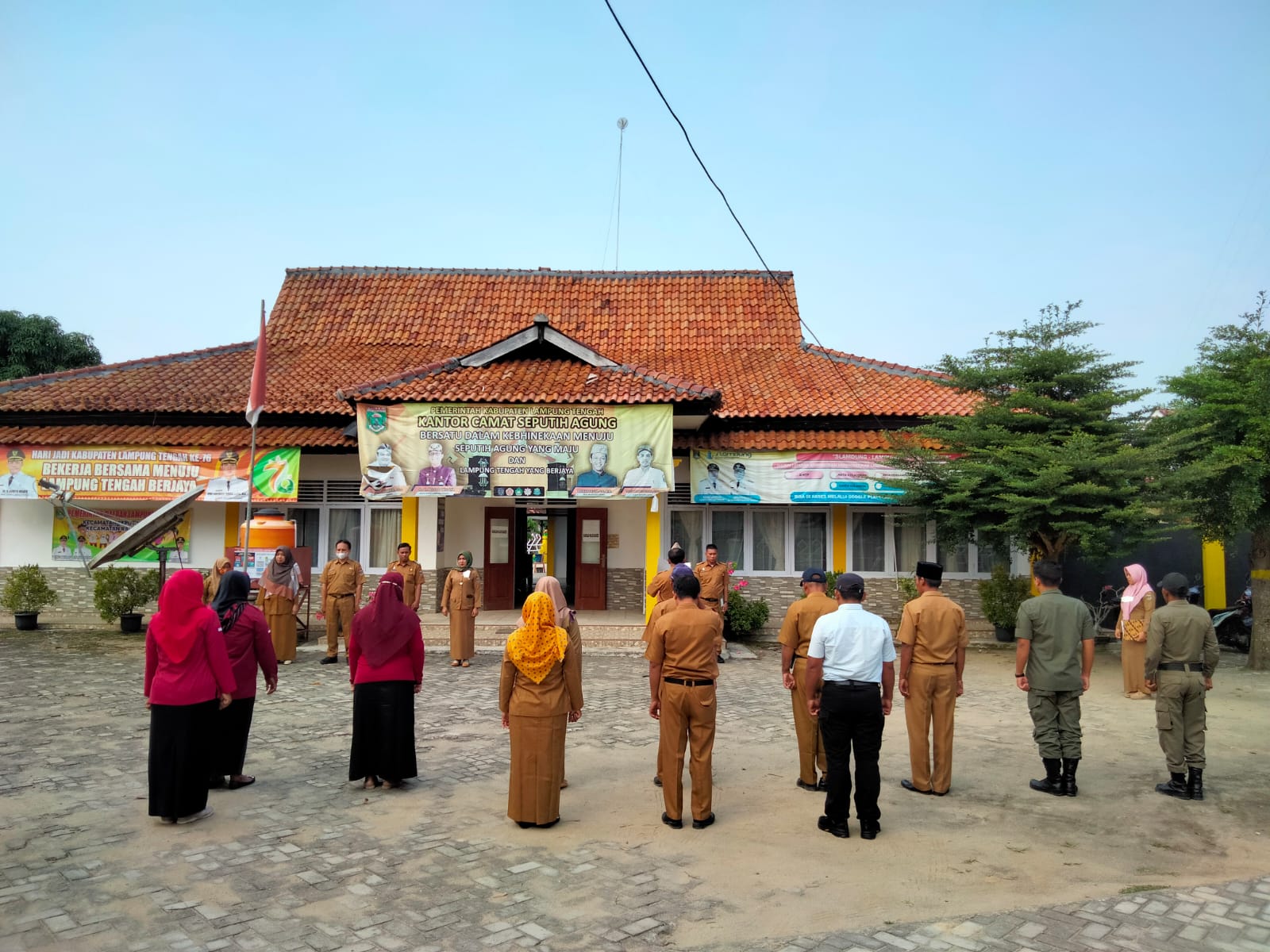 Melaksanakan Apel Mingguan  (11 Juli 2022) di Halaman Kantor Kecamatan Seputih Agung