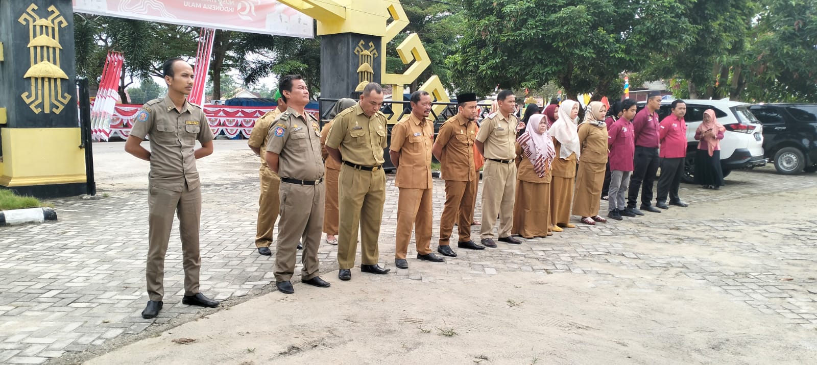 Melaksanakan Apel Mingguan di Halaman Kantor Kecamatan Seputih Agung (SENIN, 12 AGUSTUS 2024)