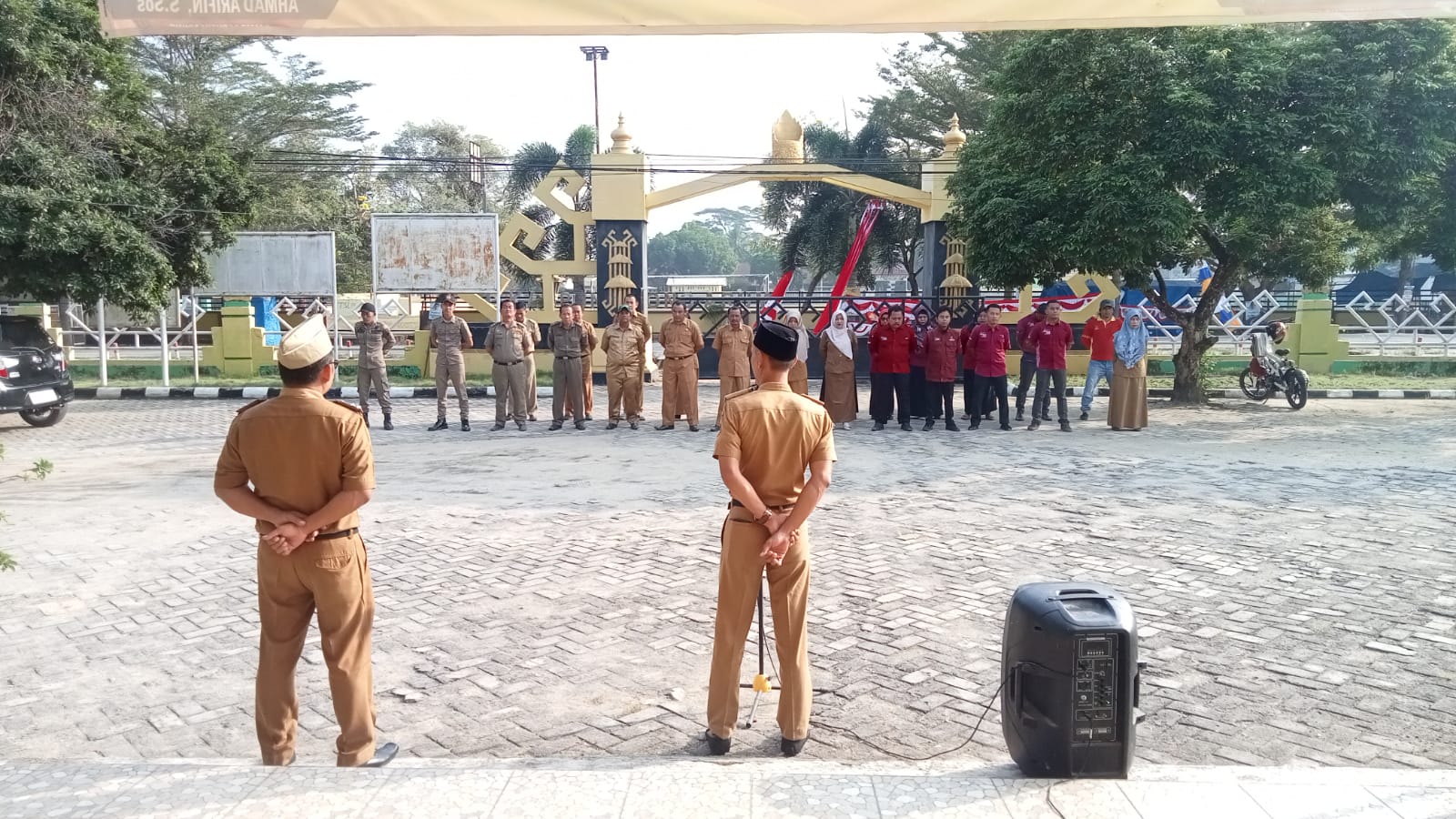 Melaksanakan Apel Mingguan di Halaman Kantor Kecamatan Seputih Agung  (Senin, 29 Juli 2024)