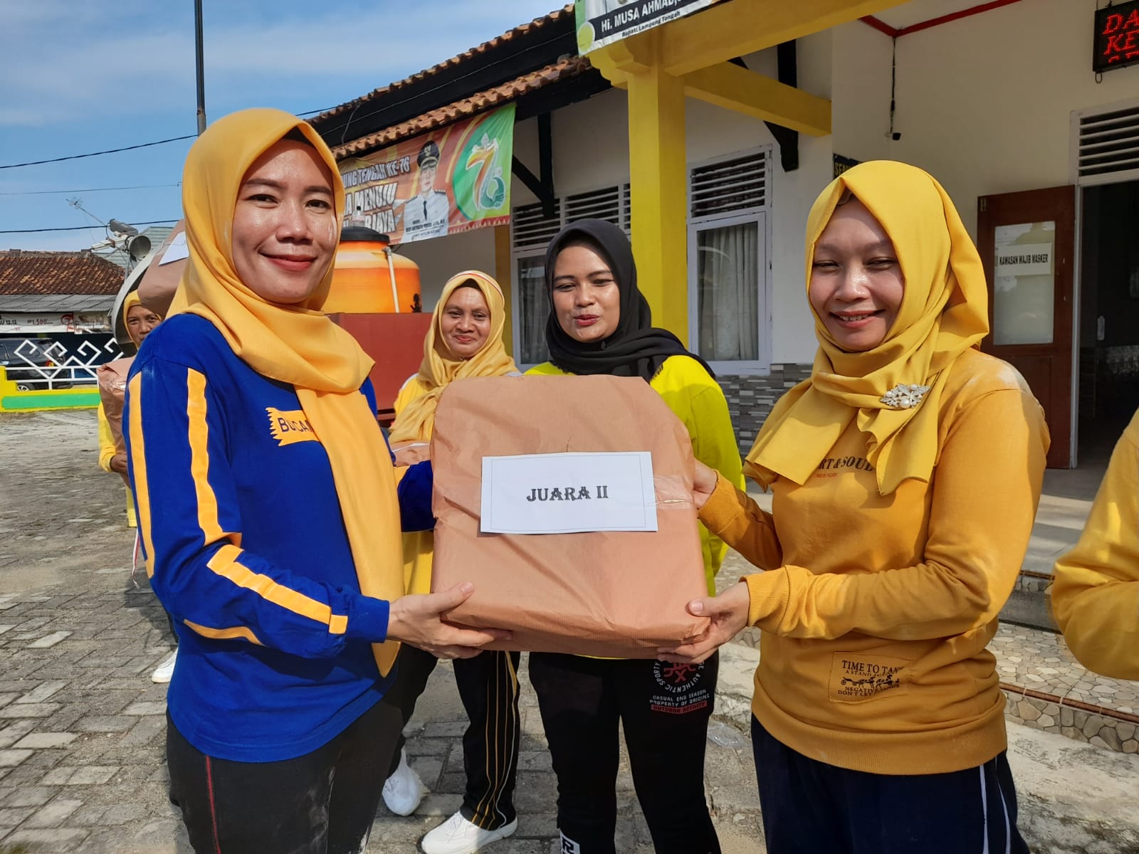 Pembukaan Lomba dan Pembagian Hadiah Pemenang Kekompakan dalam Rangka HUT RI Ke-77 di Halaman Kecamatan Seputih Agung