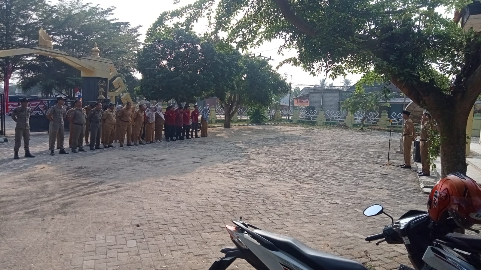 Melaksanakan Apel Mingguan di Halaman Kantor Kecamatan Seputih Agung  (Senin, 29 Juli 2024)