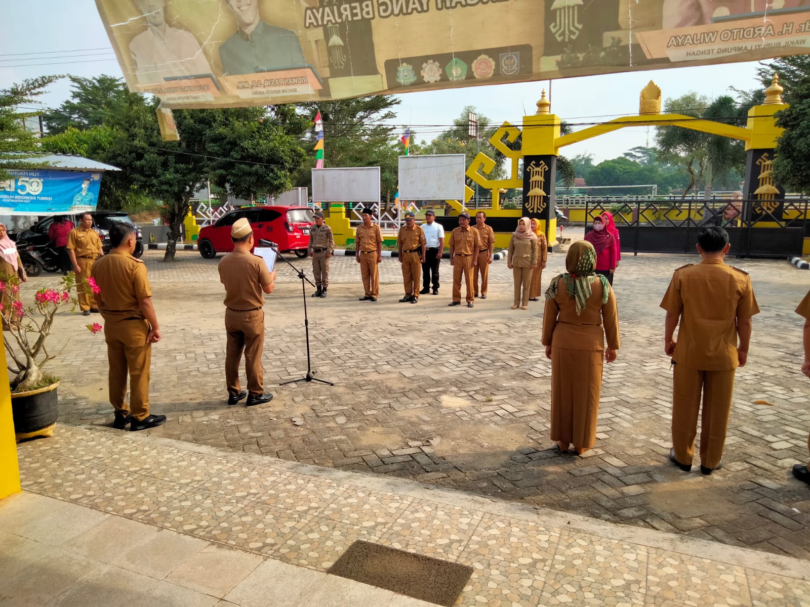 Melaksanakan Apel Mingguan  (11 Juli 2022) di Halaman Kantor Kecamatan Seputih Agung