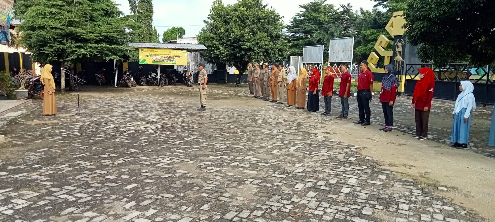 Melaksanakan Apel Mingguan di Halaman Kantor Kecamatan Seputih Agung (Senin, 06 Maret 2023)