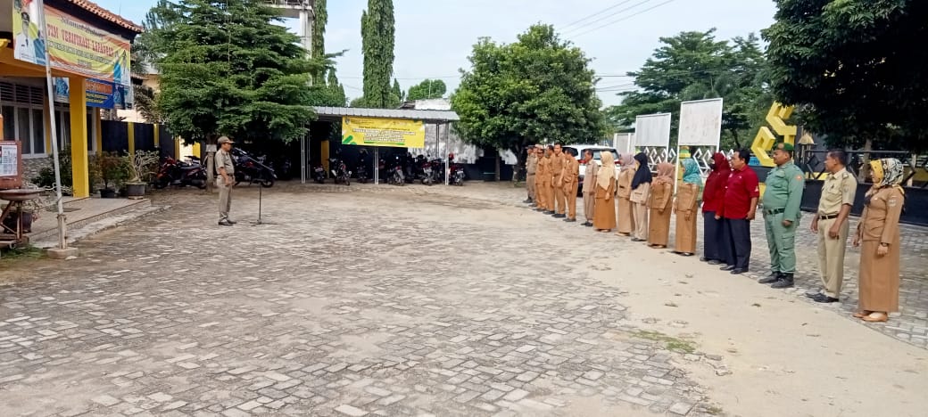 Melaksanakan Apel Mingguan di Halaman Kantor Kecamatan Seputih Agung (Senin, 02 Januari 2023)