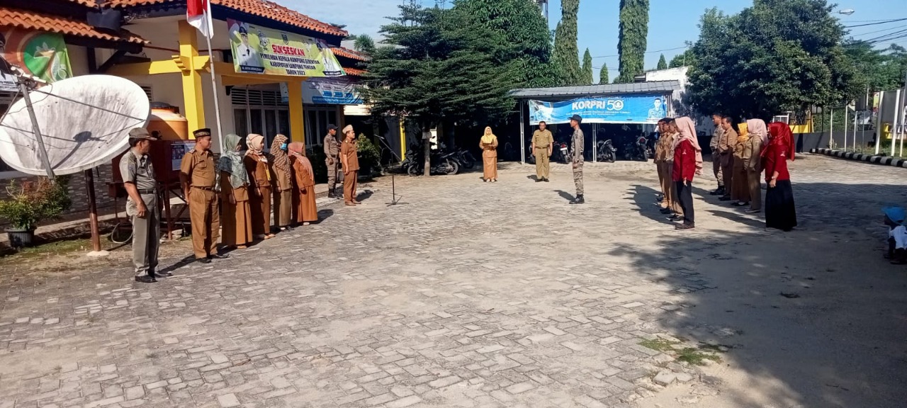 Melaksanakan Apel Mingguan di Halaman Kantor Kecamatan Seputih Agung (Senin, 05 September 2022)