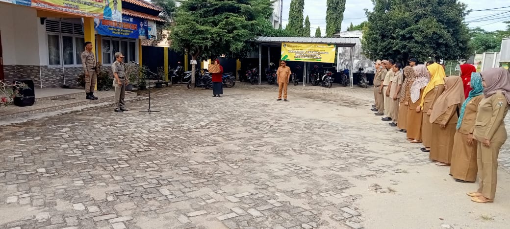 Melaksanakan Apel Mingguan di Halaman Kantor Kecamatan Seputih Agung (Senin, 12 Desember 2022)