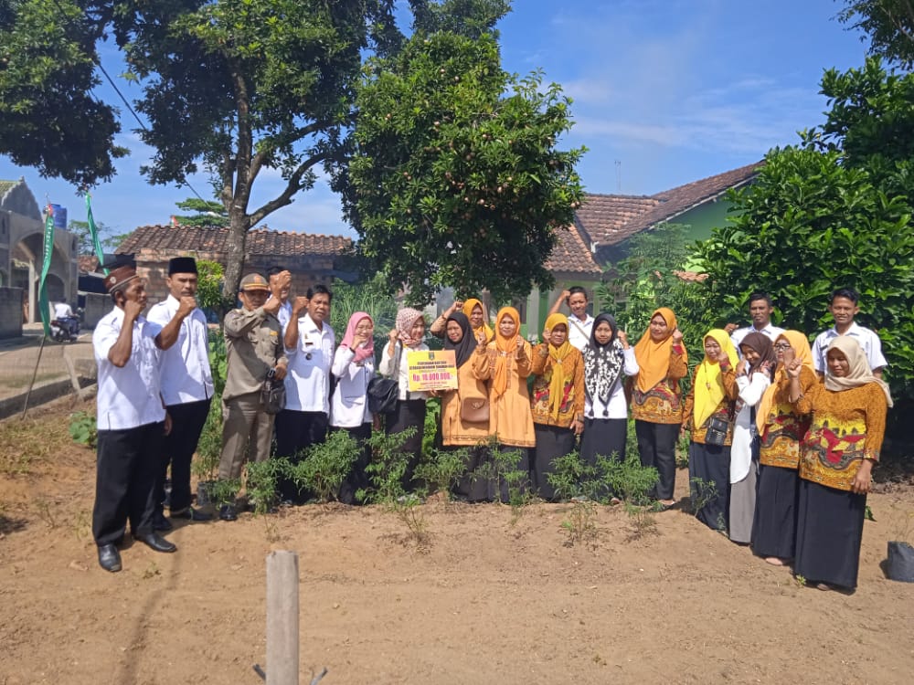 Penyerahan bantuan untuk Gerakan Menanam Tanaman Obat (Gema Toga) Berjaya di Kampung Bumi Mas dan Sulusuban