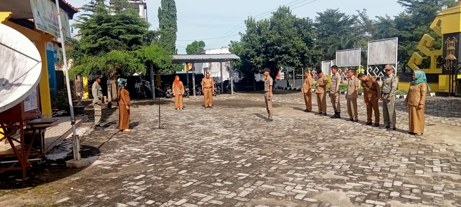 Melaksanakan Apel Mingguan di Halaman Kantor Kecamatan Seputih Agung (Senin, 24 Oktober 2022)