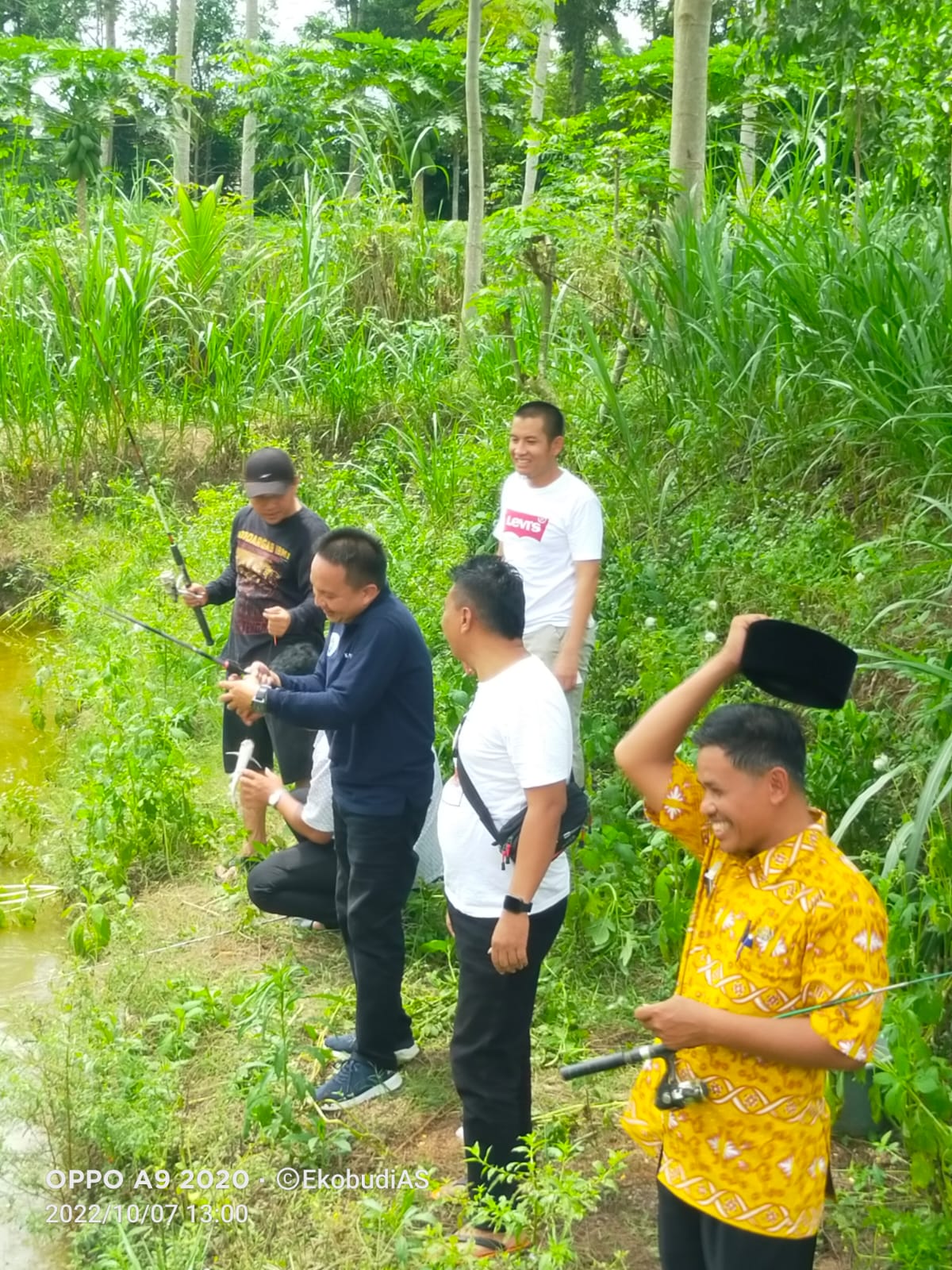 Silaturahmi sekaligus mancing mania di kediaman Sekretaris Kampung Muji Rahayu (Jum'at, 07 Oktober 2022)