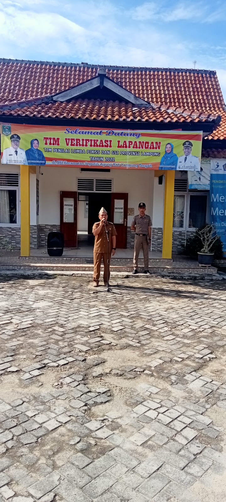 Melaksanakan Apel Mingguan di Halaman Kantor Kecamatan Seputih Agung (Senin, 21 November 2022)