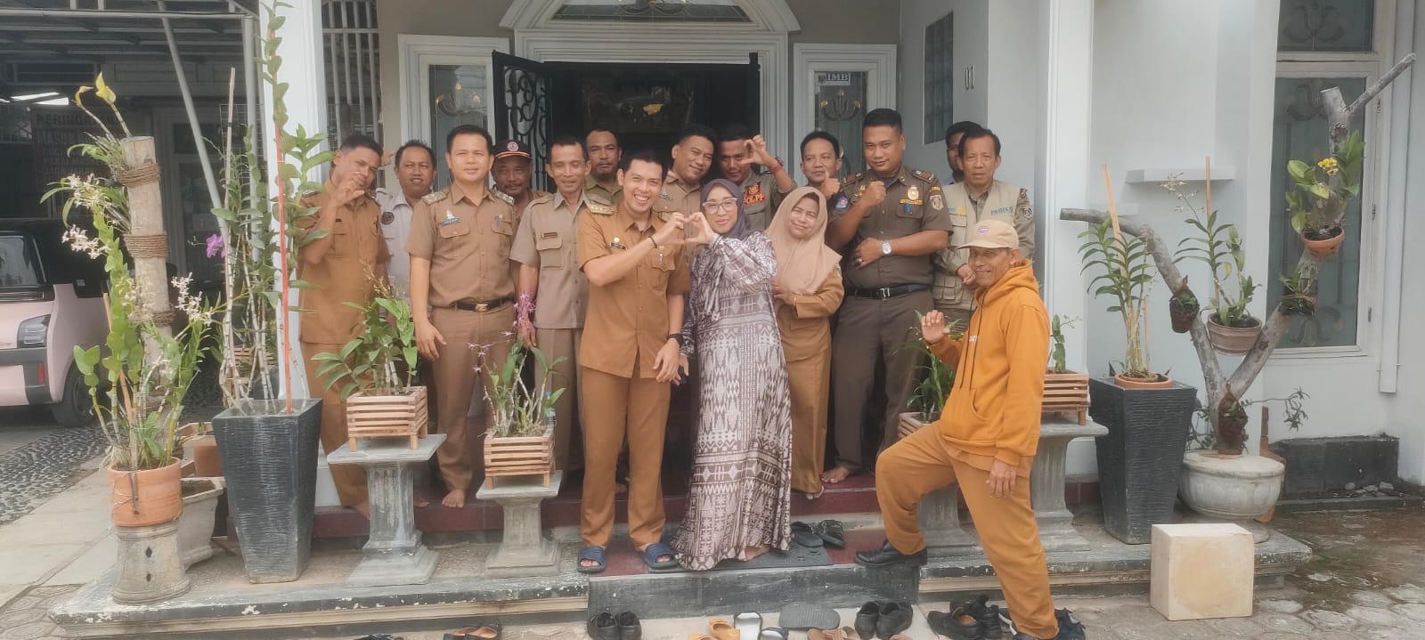 Menghadiri acara Purnabhakti Ibu Hj. WIwik Dwi Handayani di Kediaman Bandar Jaya Barat