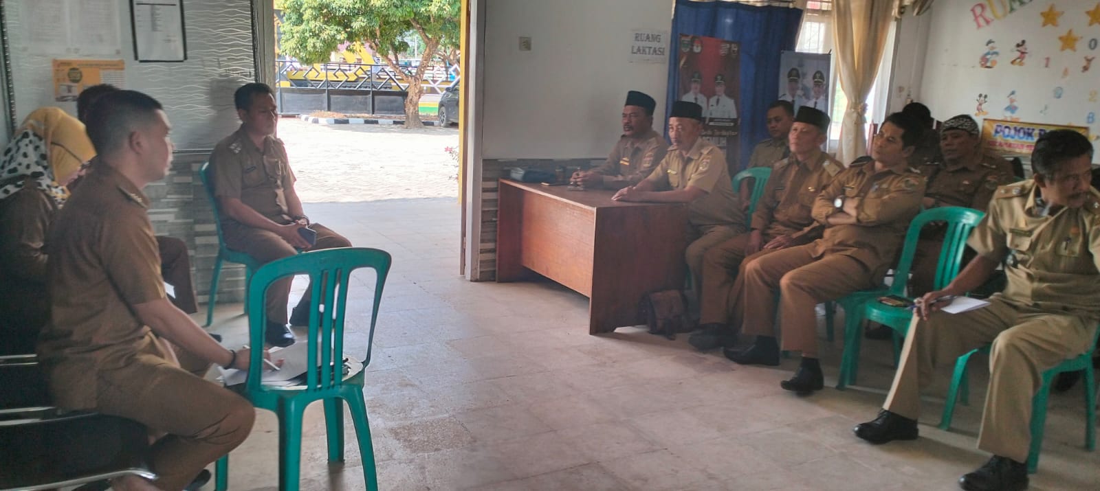 Rapat Dengan Kepala Kampung dan Sekretaris Kampung Se-Kecamatan Seputih AGung di Kantor Kecamatan (Senin, 20 November 2023)