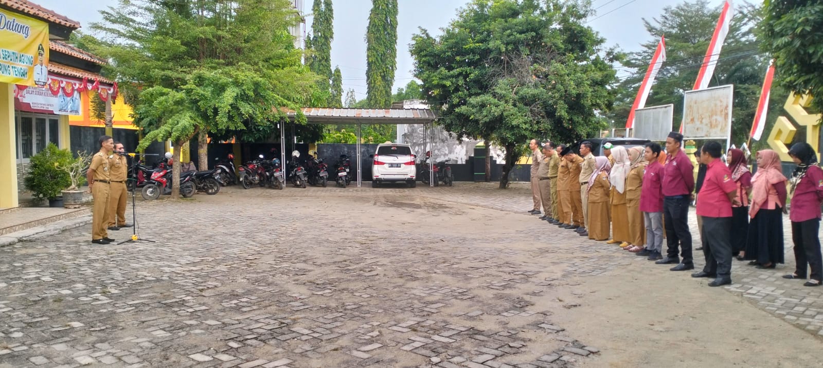 Melaksanakan Apel Mingguan di Halaman Kantor Kecamatan Seputih Agung (SENIN, 12 AGUSTUS 2024)