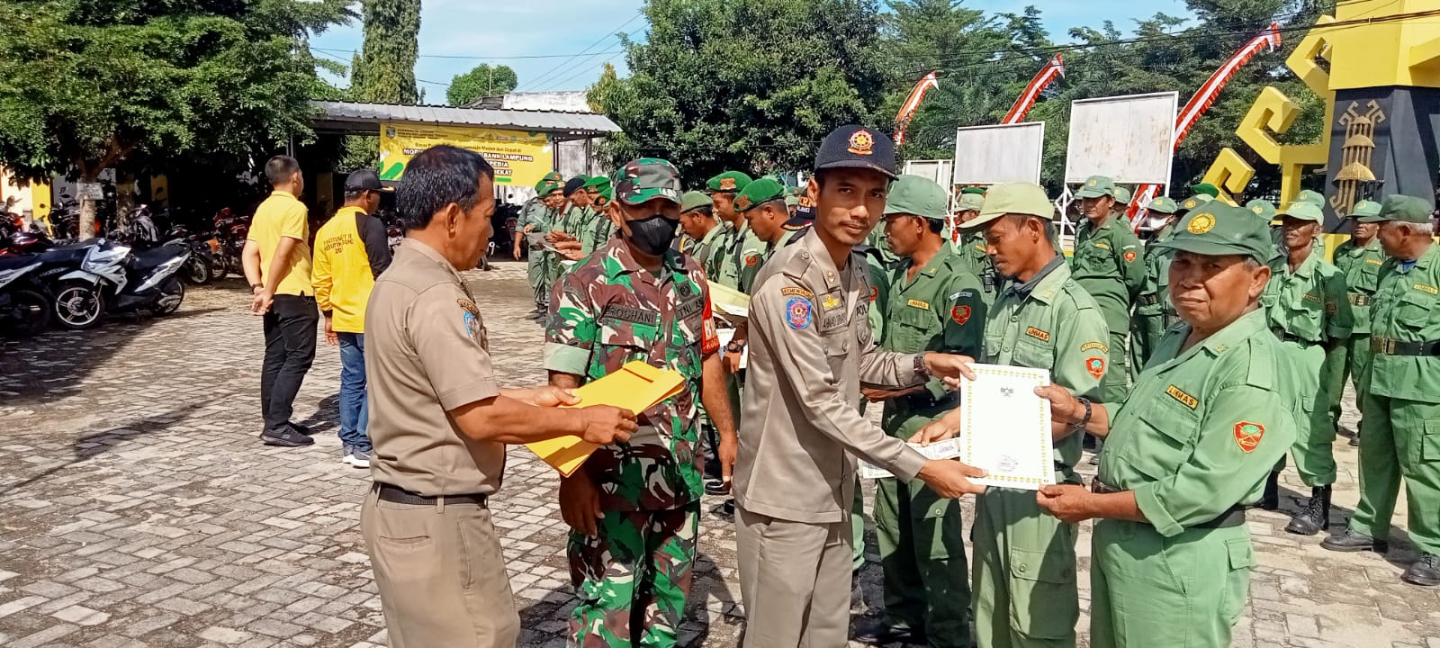 Pembinaan Linmas Se-Kecamatan Seputih Agung di Halaman Kantor Kec. Seputih Agung (Jum'at, 27 November 2022)