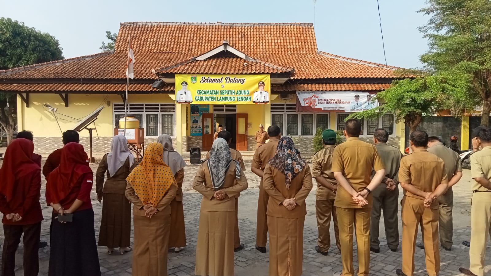 Melaksanakan Apel Mingguan di Halaman Kantor Kecamatan Seputih Agung  (Senin, 29 Juli 2024)