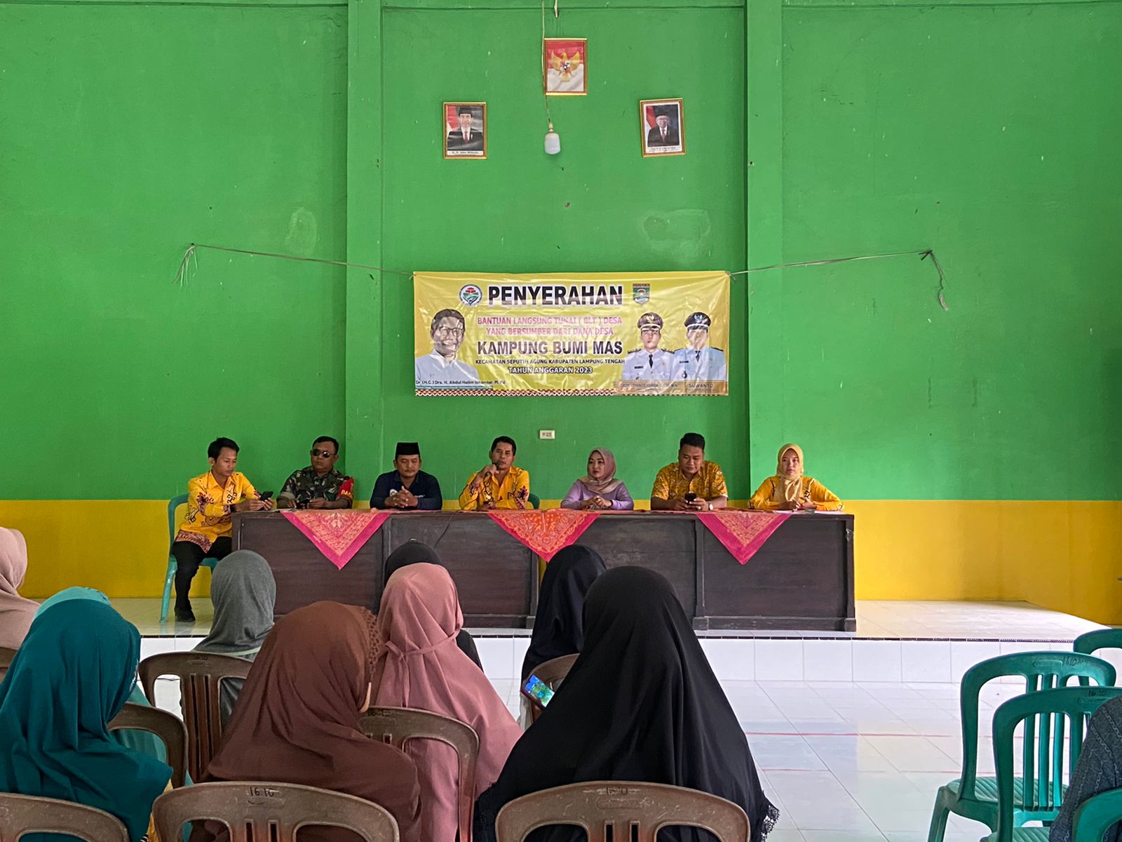 Penyaluran Bantuan Langsung Tunai (BLT DD) Triwulan I Tahun 2023 di Balai Kampung Bumi Mas (Sabtu, 01 April 2023)