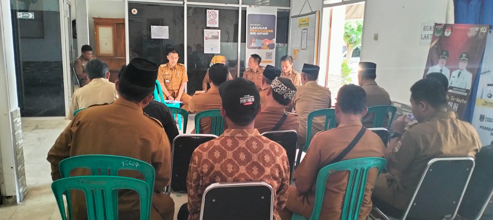 Rapat Dengan Kepala Kampung dan Sekretaris Kampung Se-Kecamatan Seputih AGung di Kantor Kecamatan (Senin, 20 November 2023)