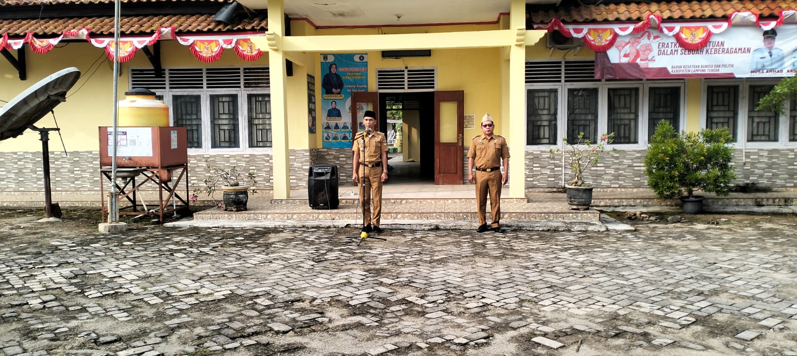 Melaksanakan Apel Mingguan di Halaman Kantor Kecamatan Seputih Agung (senin, 05 Agustus 2024)