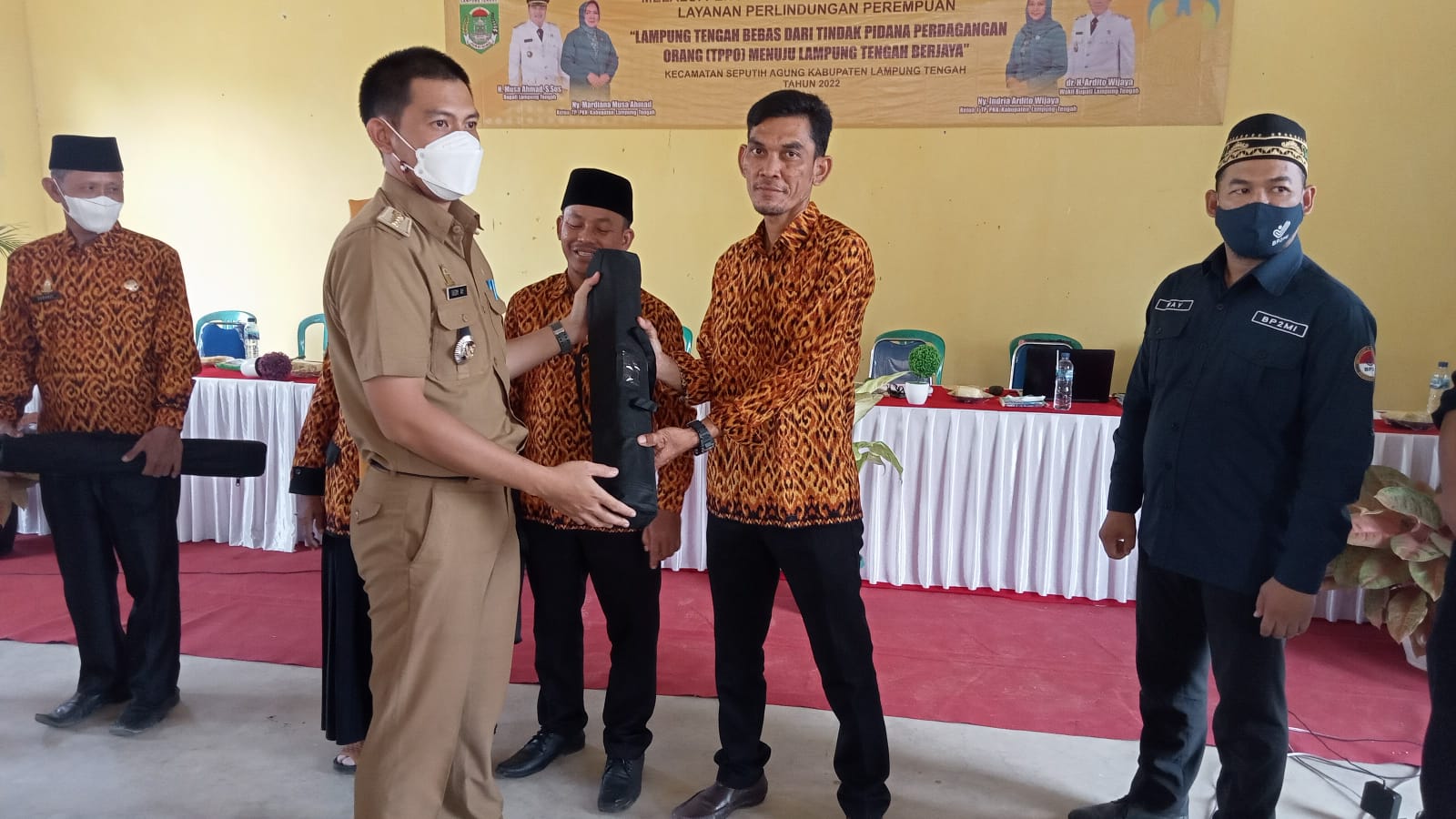 Membuka dan menghadiri sosialisasi  perlindungan perempuan dan anak tindakbpidana perlindunga orang (TTPO) bertajuk "LAMPUNG TENGAH BEBAS DARI TINDAK PIDANA PERDAGANGAN ORANG (TTPO) MENUJU LAMPUNG TENGAH BERJAYA" di Kampung Muji Rahayu 