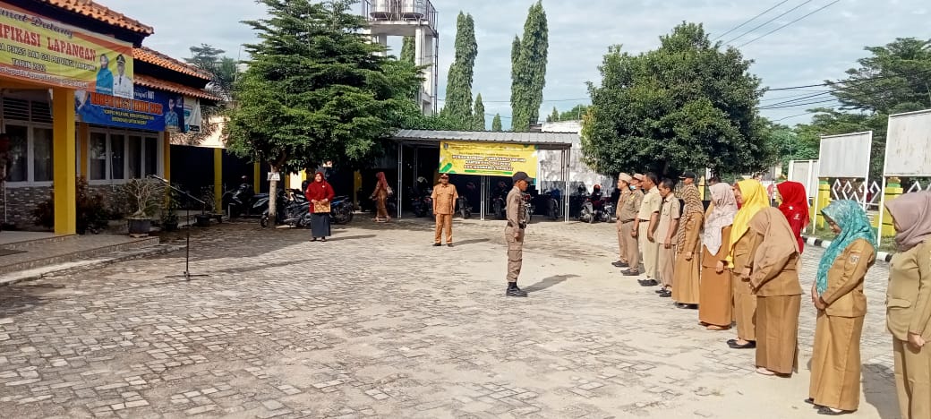 Melaksanakan Apel Mingguan di Halaman Kantor Kecamatan Seputih Agung (Senin, 12 Desember 2022)