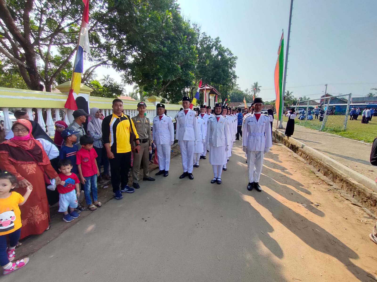 Upacara Pengibaran Bendera Merah Putih dalam Rangka HUT RI Ke-77 di Lapangan Merdeka Dono Arum