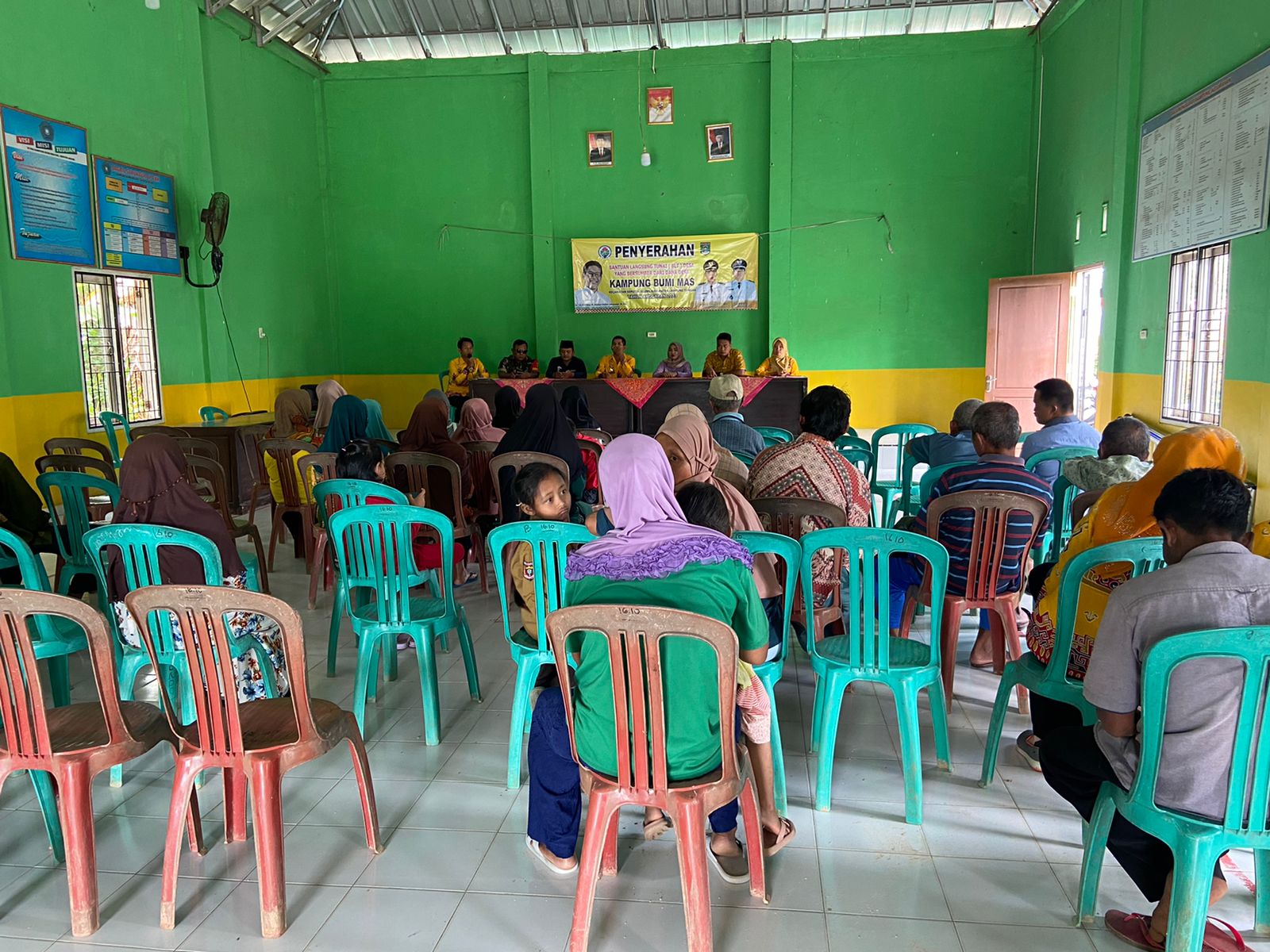 Penyaluran Bantuan Langsung Tunai (BLT DD) Triwulan I Tahun 2023 di Balai Kampung Bumi Mas (Sabtu, 01 April 2023)