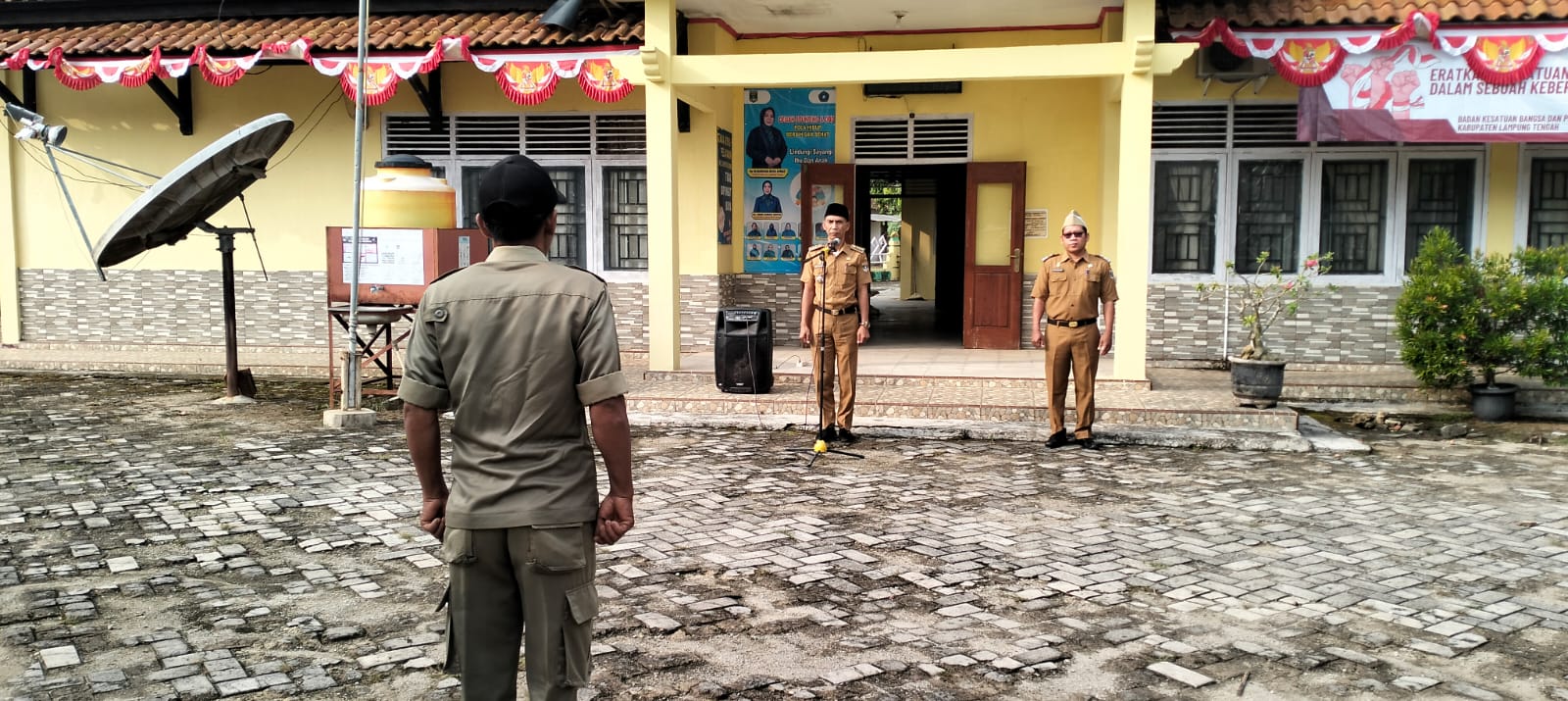 Melaksanakan Apel Mingguan di Halaman Kantor Kecamatan Seputih Agung (senin, 05 Agustus 2024)