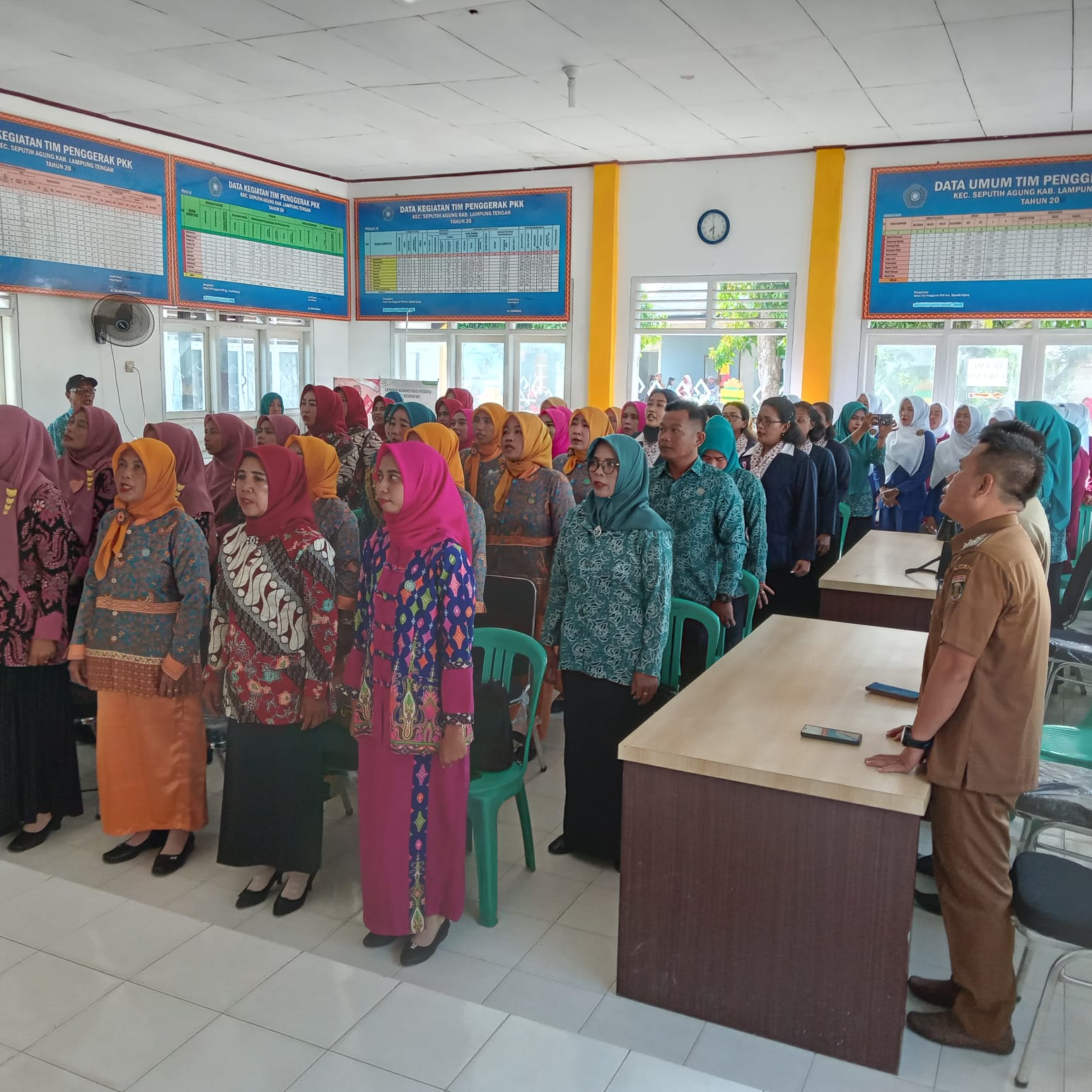 Pembukaan Lomba Paduan Suara Dasawisma dalam Rangka HUT RI Ke-77 di Aula Kecamatan Seputih Agung