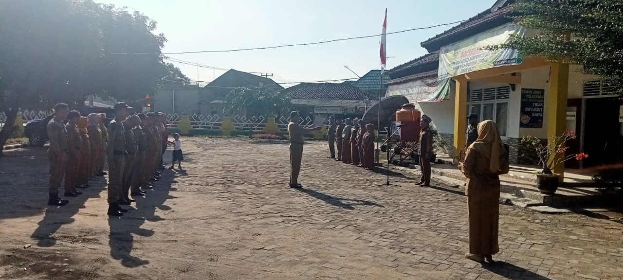 Melaksanakan Apel Mingguan di Halaman Kantor Kecamatan Seputih Agung (Senin, 05 September 2022)