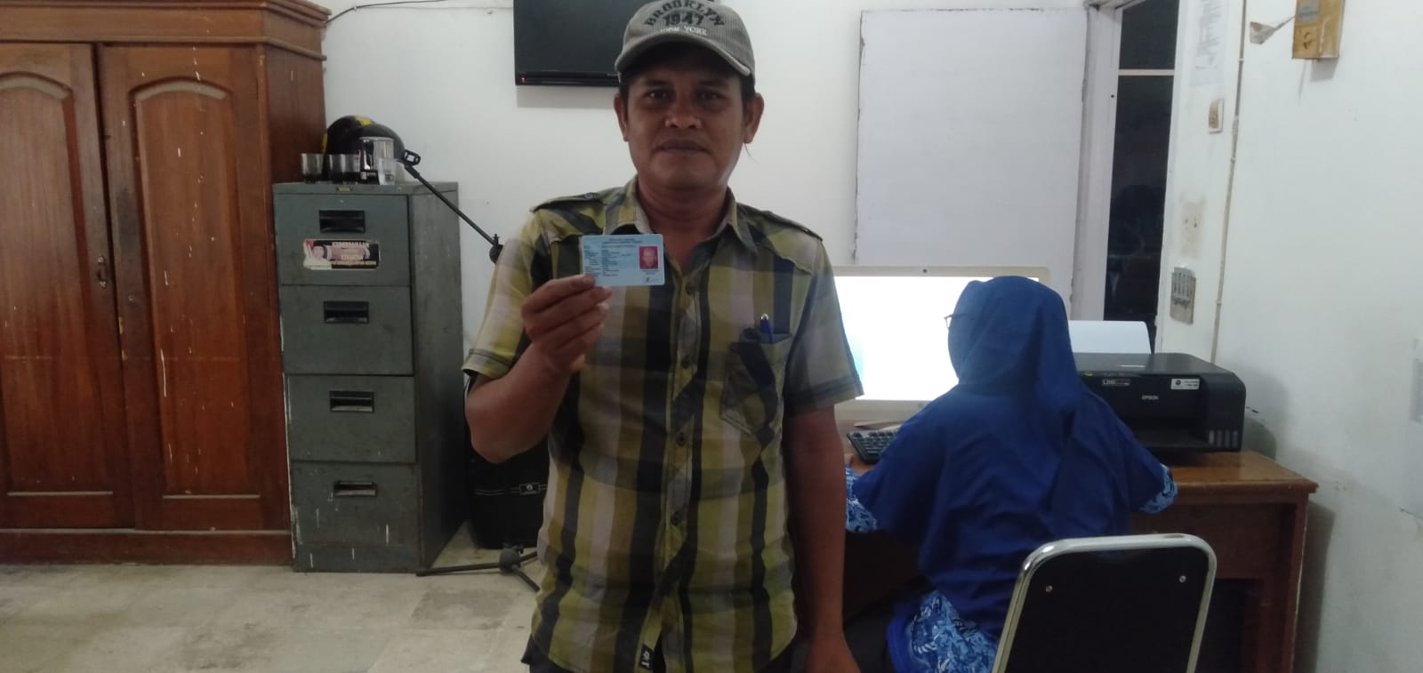 Penyerahan KTP-Elektronik kepada Aparat Kampung untuk selanjutnya diserahkan kepada yang bersangkutan