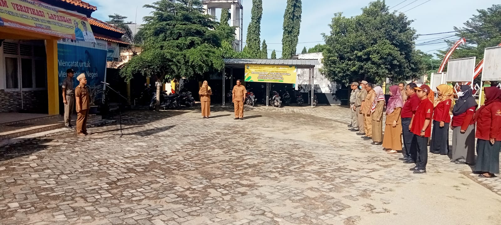 Melaksanakan Apel Mingguan di Halaman Kantor Kecamatan Seputih Agung (Senin, 21 November 2022)