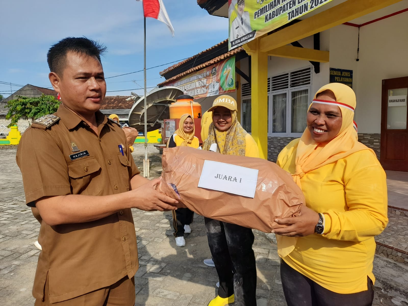 Pembukaan Lomba dan Pembagian Hadiah Pemenang Kekompakan dalam Rangka HUT RI Ke-77 di Halaman Kecamatan Seputih Agung