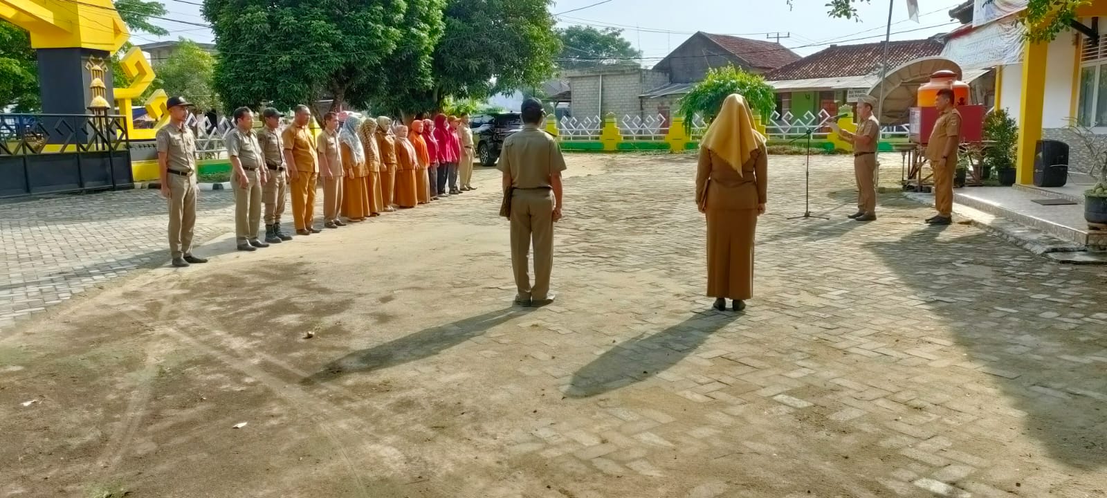 Melaksanakan Apel Mingguan di Halaman Kantor Kecamatan Seputih Agung (Senin, 05 Desember 2022)