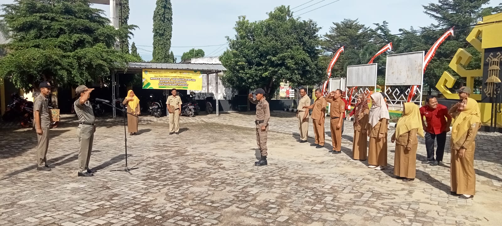 Melaksanakan Apel Mingguan di Halaman Kantor Kecamatan Seputih Agung (Senin, 14 November 2022)