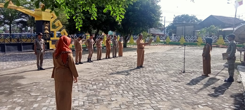 Melaksanakan Apel Mingguan di Halaman Kantor Kecamatan Seputih Agung (Senin, 24 Oktober 2022)