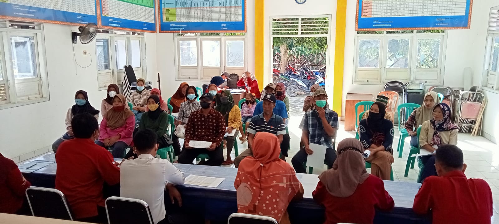 Pembagian Buku Tabungan dan KKS (Kartu Keluarga Sejahtera) kepada Keluarga Penerima Manfaat (KPM) Program Keluarga Harapan (PKH) Seputih Agung di Aula Kecamatan Seputih Agung