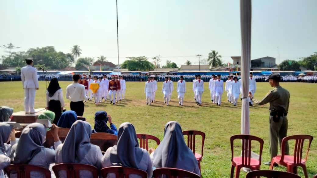 Upacara Pengibaran Bendera Merah Putih dalam Rangka HUT RI Ke-77 di Lapangan Merdeka Dono Arum