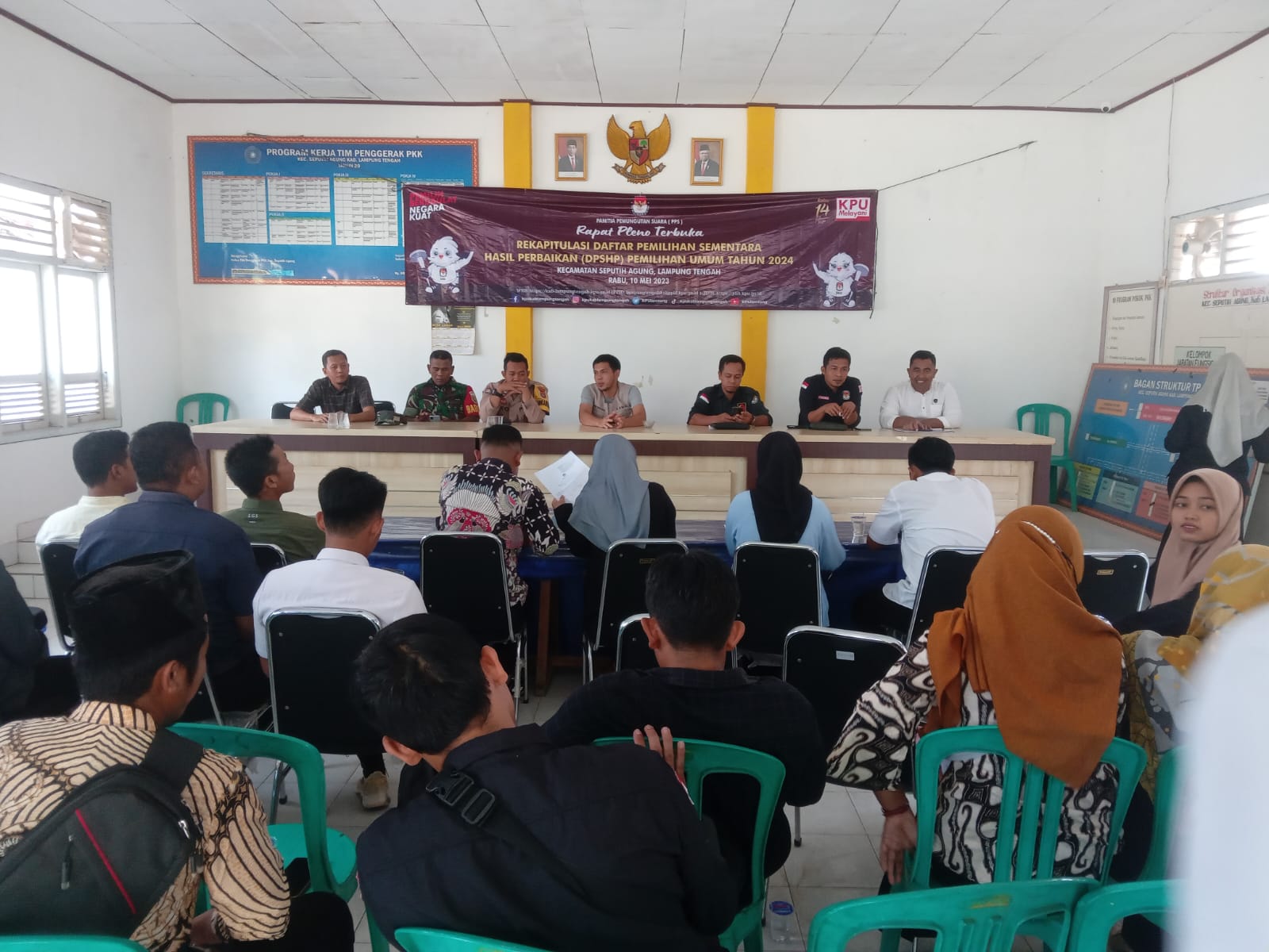 Rapat Pleno terbuka Rekapitulasi Daftar Pemilihan Sementara Hasil Perbaikan (DPSHP) Pemilihan Umum Tahun 2024 di Aula Kecamatan Seputih Agung (Rabu, 10 Mei 2023)